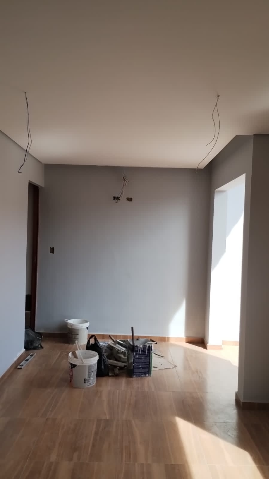 Fachada comercial moderna reformada