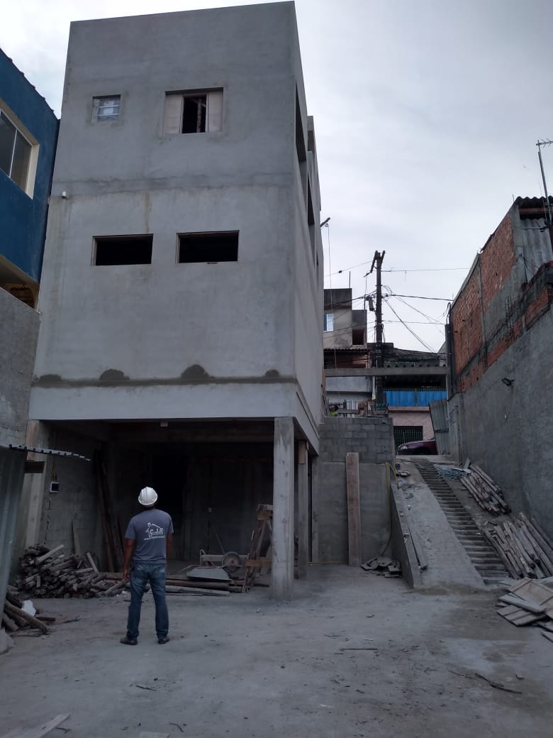 Instalação de cobertura metálica e telhas